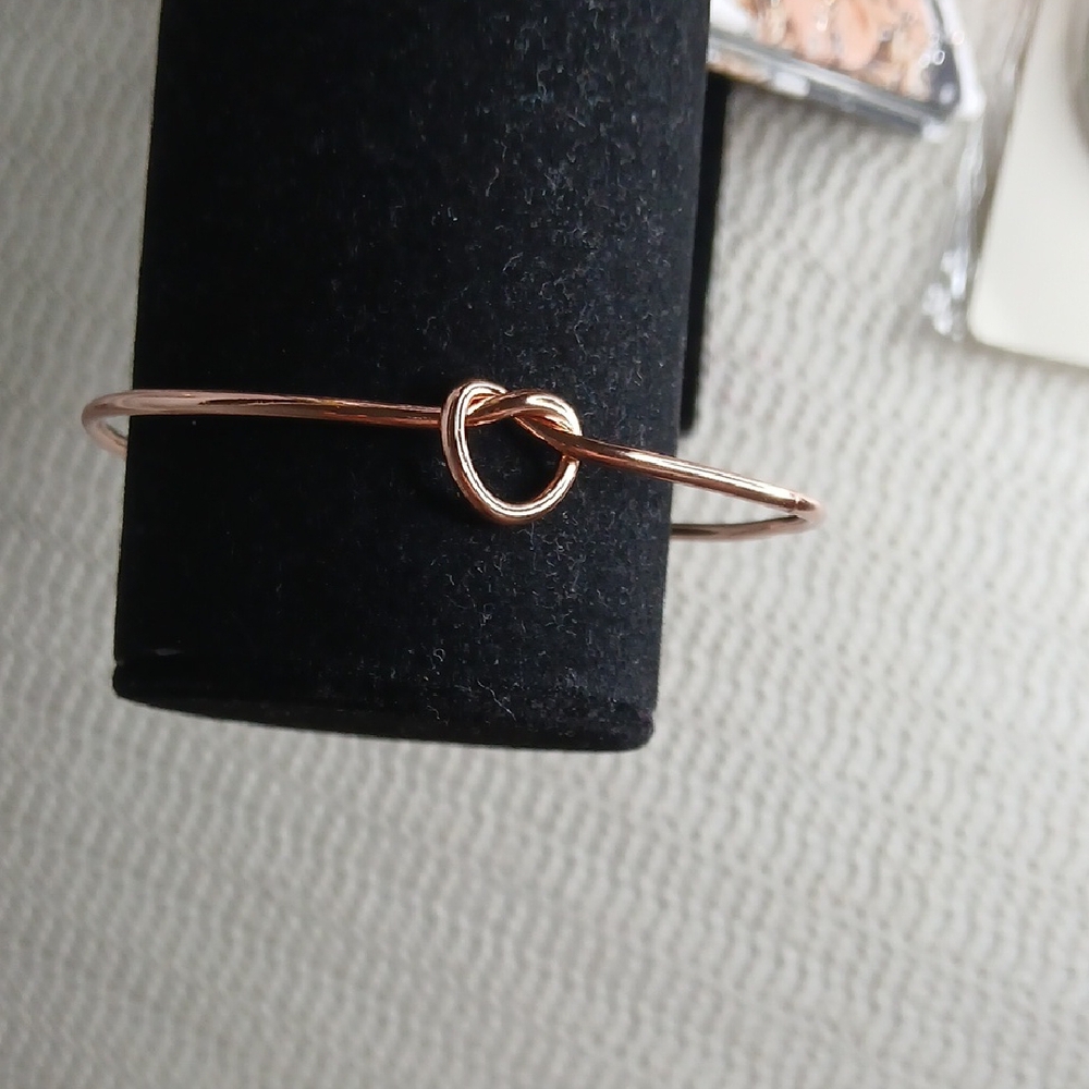 Elegant Rose Gold Knot Bracelet